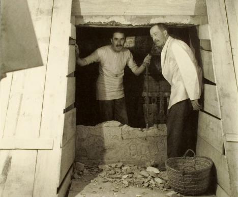 Howard Carter et Lord Carnarvon à l'entrée du tombeau de Toutankhamon. © Harry Burton, public domain