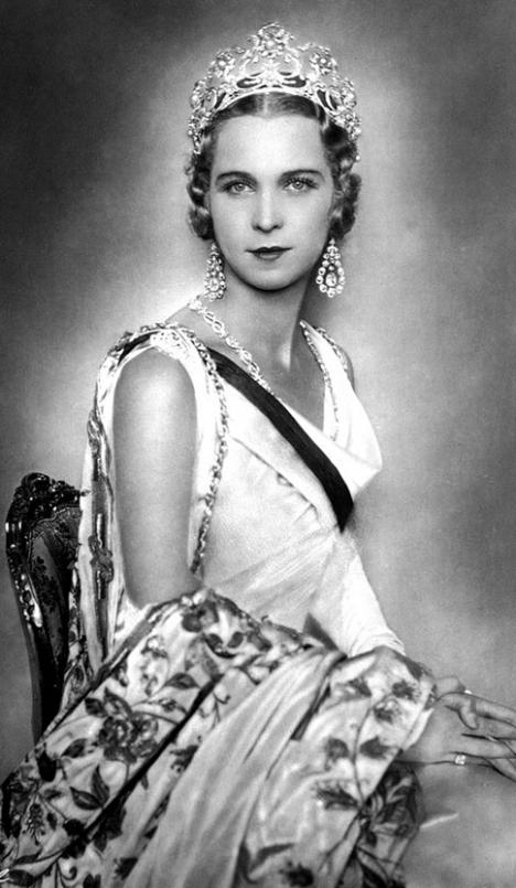 Marie-José de Belgique, princesse puis reine consort d'Italie, portant une couronne et une parure de bijoux. Photographie vers 1940. © Ghitta Carell