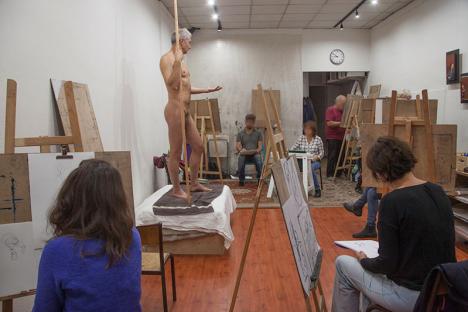 Atelier de dessin avec modèle vivant prenant la pose. © Bmct, 2019, CC BY-SA 4.0