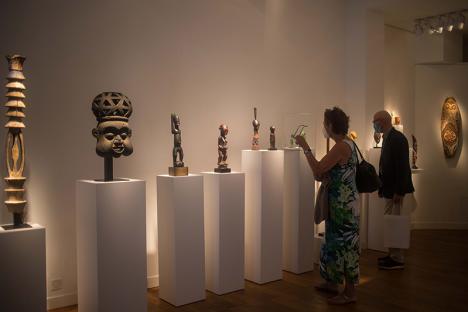 Exposition à la galerie Martin Doustar lors de l'édition 2021 de Parcours des Mondes. © Roar Atelier