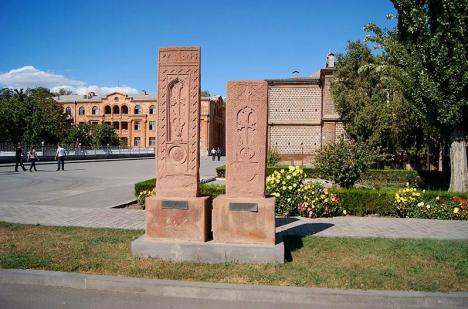 Khatchkars du cimetière de Djoulfa ayant échappés à la destruction en 2005, aujourd'hui préservés à Etchmiadzin en Arménie. © Vahag851, 2013, CC BY-SA 3.0