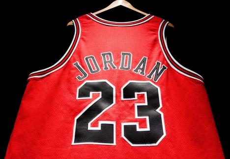 Maillot des Chicago Bulls porté par Michael Jordan lors du premier match de la finale NBA 1998. © Sotheby's