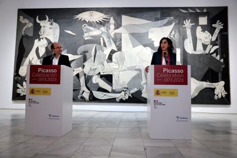 Les ministres de la culture espagnols et français prononçant un discours devant la toile Guernica de Pablo Picasso au musée Reina Sofia de Madrid, lors des célébrations du cinquantenaire de la mort de l'artiste. © Thomas Coex / AFP