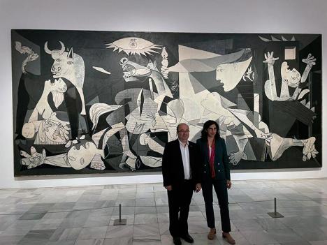 Miquel Iceta et Rima Abdul-Malak, les ministres de la culture espagnol et français, devant la toile Guernica de Pablo Picasso au musée Reina Sofia de Madrid, lors des célébrations du cinquantenaire de la mort de l'artiste. © Ministerio de Cultura y Deporte, Espagne