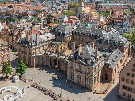 Le palais Rohan abrite les musées des beaux-arts, des arts décoratifs ainsi que le musée archéologique de Strasbourg. © Kent Wang, 2022, CC BY-SA 2.0