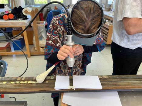 Restauration au laser du cadre du retable d’Issenheim au C2RMF. © Dominique Martos-Levif / C2RMF