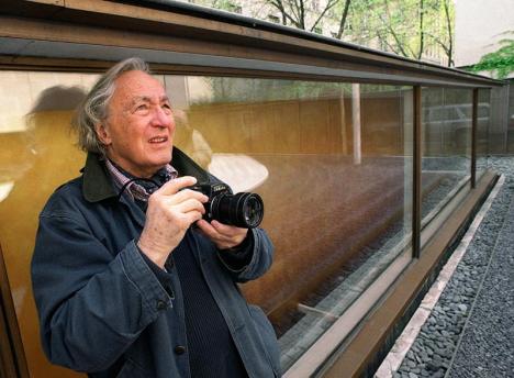 William Klein à la Maison européenne de la photographie, le 15 avril 2002. © Maximilien Lamy / AFP