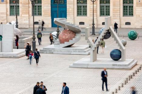 Alicja Kwade, Au cours des mondes, 2022, installation sur la place Vendôme à Paris, courtesy kamel mennour. © Paris+ par Art Basel