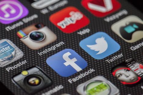 Des applications de réseaux sociaux (Facebook, Twitter, Instagram...) sur un smartphone © LoboStudioHamburg / Pixabay License