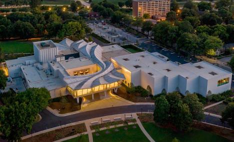 Arkansas Museum of Fine Arts à Little Rock, avec l'extension conçue par Studio Gang au centre du bâtiment. © Tim Hursley