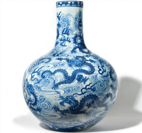 Grand vase Tianqiuping, Chine, porcelaine, 54 x 40 cm. © Osenat