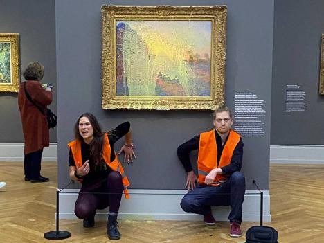 Les Meules de Claude Monet aspergées de soupe par deux activistes écologistes au Musée Barberini de Potsdam, le 23 octobre 2022. © Letzte Generation