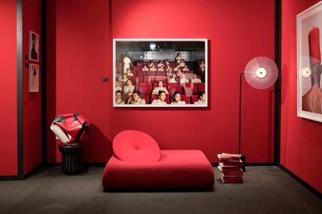 Une photographie de Daisuke Takakura (au centre), Magic hour (2016), présentée sur le stand de la Tezukayama Gallery lors de l'édition 2018 de Fotofever à Paris. © Fotofever