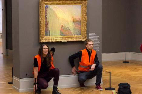 Le tableau, protégé par une vitre, Les Meules de Claude Monet aspergé de purée par deux activistes écologistes de Letzte Generation (Dernière Génération) au Musée Barberini de Potsdam, le 23 octobre 2022. © Letzte Generation