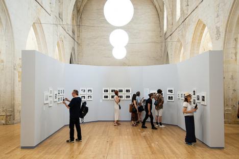 Visiteurs dans l'exposition de Babette Mangolte aux Rencontres d'Arles 2022. © Alessandro Mosalini