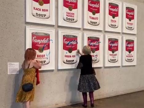 Activistes écologistes ciblant l'œuvre Campbell's Soup Cream of Mushroom d'Andy Warhol à la Galerie nationale d'Australie, le 9 novembre 2022. © Stop Fossil Fuel Subsidies Australia / Twitter