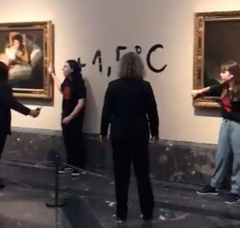 Capture d'écran de la vidéo des deux activistes écologistes s'étant collées aux cadres de deux tableaux de Goya au Musée du Prado à Madrid, le 5 novembre 2022. © Futuro Vegetal