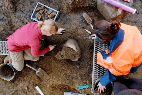 Bénévole sur un chantier de fouilles à Bibracte (Bourgogne-Franche-Comté), accompagnée par une archéologue professionnelle de l'Inrap. © Ministère de la Culture, 2022