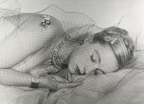 Erwin Blumenfeld, Bijoux Boucheron pour Vogue, Paris, 1939. © The Estate Erwin Blumenfeld