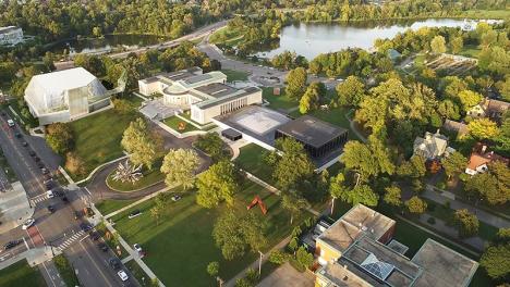 Vue aérienne du Buffalo AKG Art Museum, avec un aperçu du nouveau bâtiment surmonté d'une verrière. © Blake Dawson / Buffalo AKG Art Museum / Rendering courtesy of OMA