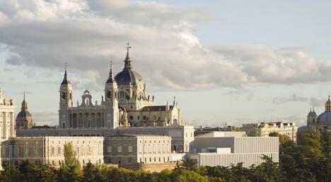 La Galerie des Collections royales occupera le bâtiment moderne à droite du Palais royal de Madrid. © Patrimonio Nacional