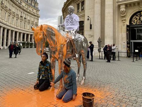 Horse and Rider, Statue de Charles Ray aspergée de peinture par des activistes écologistes sur le parvis de la Bourse de Commerce, le 18 novembre 2022. © Dernière Rénovation