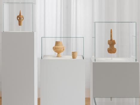 Objets de l'âge du bronze issus d'une collection américaine exposés au Musée d'art cycladique à Athènes, en novembre 2022. © Paris Tavitian / Museum of Cycladic Art.