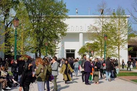 Le public dans les Giardini lors de la 59e édition de la Biennale de Venise © Andrea Avezzù, 2022