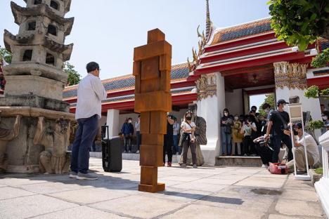 Sculpture d'Antony Gormley au temple de Wat Pho lors de la Biennale de Bangkok 2022. © Photo Stephen White, courtesy Galerie Thaddeus Ropac © ADAGP Paris 2022