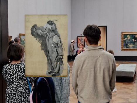 Le Clown (1886) d'Henri de Toulouse-Lautrec attaqué avec du faux sang à la Alte Nationalgalerie de Berlin, le 30 octobre 2022 © Photo Svigo