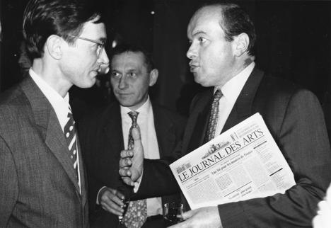 De gauche à droite, Emmanuel Fessy, Yves Michaud alors directeur de l’Ecole nationale supérieure des beaux-arts (Ensba) et Jacques Toubon alors ministre de la Culture et de la Francophonie, le 28 février 1994 lors de la soirée de lancement du Journal des Arts à la Chapelle des Petits-Augustins (Ensba). © D.R.
