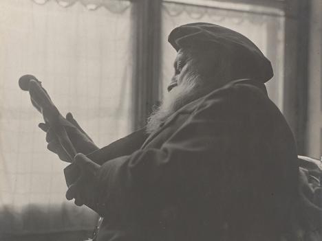 Eugène Druet (1867-1916), Rodin tenant une statuette égyptienne, vers 1914, épreuve gélatino-argentique © Musée Rodin