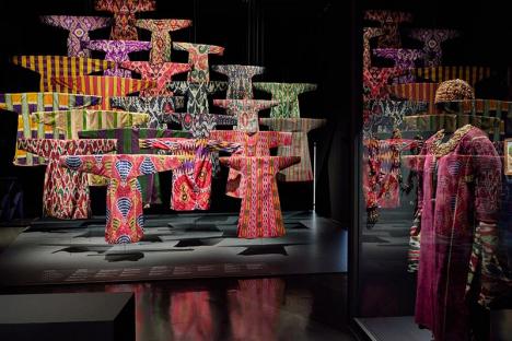 Vue de l'exposition Sur les routes de Samarcande (Ouzbékistan) à l'Institut du monde arabe. © IMA