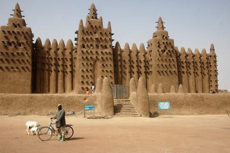 La Grande Mosquée de Djenné au Mali, figurant dans la liste du patrimoine mondial en péril depuis 2016 à cause de l'instabilité causée par les groupes djihadistes dans la région. © Ruud Zwart, 2005, CC BY-SA 2.5 NL