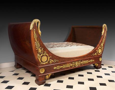 Jacob Frères (attribué à), Lit bateau à col de cygne, acajou et bronze doré, 110 x 198 x 259 cm. © Osenat