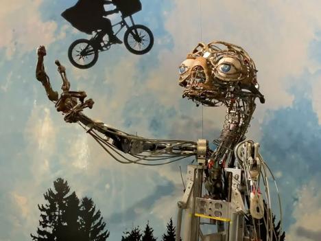 La marionnette mécanique d'E.T. utilisée dans le film éponyme de Steven Spielberg. © Julien's Auctions, 2022