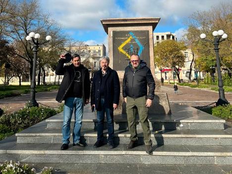 Oleksandr Tkatchenko (au centre), Ministre de la culture ukrainien, devant le piédestal vide de la statue du prince Potemkine volée par l'armée russe à Kherson. © Ministère de la Culture et de l'information d'Ukraine