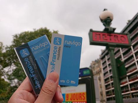 Pass Navigo devant une entrée de métro à Paris. © Cheng-en Cheng, 2019, CC BY-SA 2.0