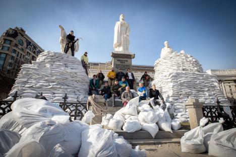 Civils ukrainiens organisant la protection du monument à la Princesse Olha à l'aide de sacs de sable à Kiev, le 28 mars 2022. © Kyiv City State Administration / Oleksiі Samsonov, CC BY 4.0