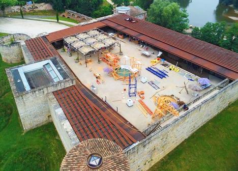 Le centre d'art La Cuisine dans le château de Nègrepelisse. © Survol Nègrepelisse