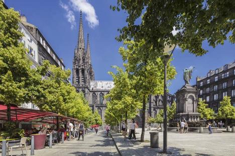 La place de la Victoire et la fontaine d’Urbain II. © Ville de Clermont-Ferrand, HEMIS.