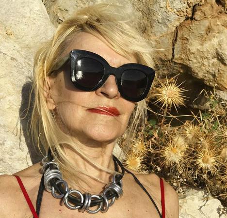 Portait de Suzanne Tarasieve, Suzanne Hydra No.9, Grèce 2017, courtesy galerie Suzanne Tarasieve © Juergen Teller