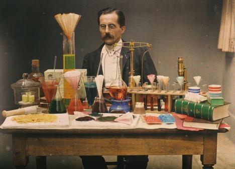 Portrait de Jean Paris, ingénieur chimiste, dans le laboratoire de l’usine Lumière à Monplaisir, autochrome anonyme vers 1907. © Collection AN