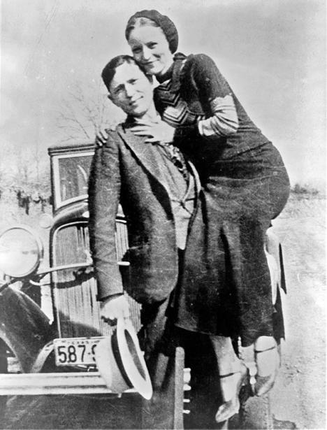 Photographie de Bonnie Parker et Clyde Barrow prise entre 1932 et 1934 - Photo Wikimedia - Domaine Public