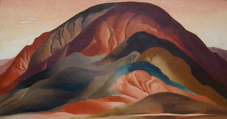 Georgia O’Keeffe (1887-1986), Rust Red Hills, huile sur toile, 40 x 76 cm. © Brauer Museum of Art