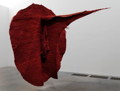 Magdalena Abakanowicz (1930-2017), Abakan rouge, 1969, Tate Modern. © Fundacja Marty Magdaleny Abakanowicz Kosmowskiej i Jana Kosmowskiego, Warsaw