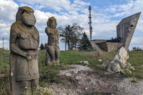 Statues Polovtsy endommagées par des bombardements russes, près de la ville d'Izium dans la région de Kharkiv. L'une d'elle est totalement détruite. À l'arrière-plan, le monument aux héros de la seconde guerre mondiale a été lui aussi touché. Septembre 2022. © Ministry of Culture and Information Policy of Ukraine, CC BY 4.0