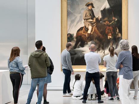 Visiteurs dans la Galerie du temps du musée du Louvre-Lens. © Frédéric Iovino / Louvre-Lens