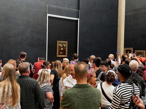 Visiteurs devant La Joconde au Musée du Louvre en 2022. © Onceinawhile, 2022, CC BY-SA 4.0