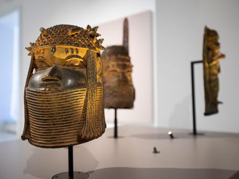 Bronzes du Bénin présentés dans l'exposition Memory au Museum der Kulturen de Bâle. © Omar Lemke